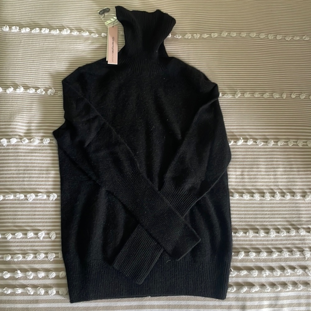 NWT Bloomingdale’s Aqua Cashmere black turtleneck sweater, size Small